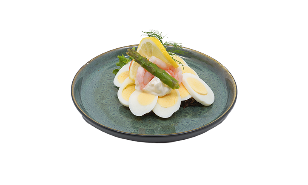 Luksus rugbrød smørrebrød med Æg, mayonnaise, rejer, stenbiderrognen & citron